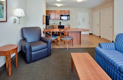 Bermuda Hotel | Candlewood Suites Colonial Heights - Fort Lee