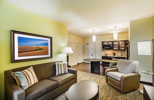 Lenexa Hotel | Candlewood Suites Lenexa - Overland Park Area by IHG