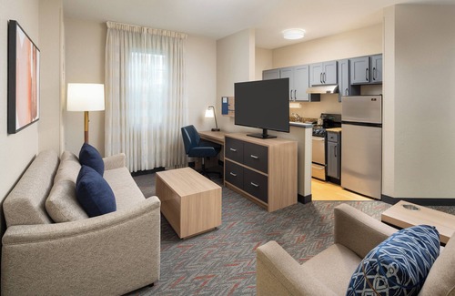 Miami Lakes Hotel | Candlewood Suites Miami Lakes by IHG