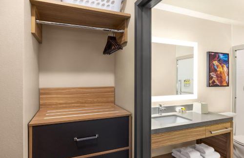 Navasota Hotel | Candlewood Suites Navasota by IHG