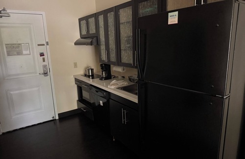 Yorkshire Hotel | Candlewood Suites Newark South - University Area by IHG