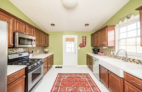 Daniels Hill House | Candy Apple: Family Friendly Downtown LYH Getaway