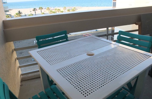 La Cote Radieuse Apartment | Canet plage studio with pool sea view direct beach access
