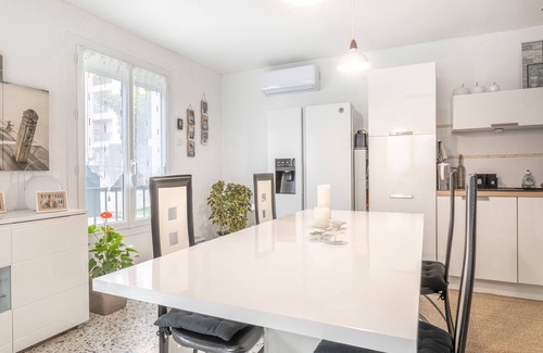 Les Coves Apartment | Canigou Et Jo room with shared garden, Wi-Fi and air conditioning