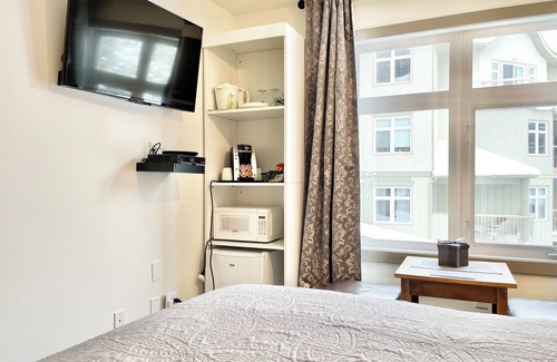 Cougar Creek Apartment | Canmore Windtower Hotel Room