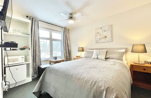 Cougar Creek Apartment | Canmore Windtower Hotel Room