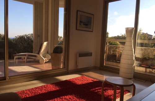 La Croix des Gardes Apartment | *Cannes Apartment le Mayflower terrace, garden, swimming pool, sea view, quiet area