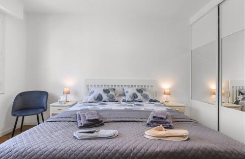 Cannes La Bocca House | Cannes Beach Access, Private Room in Shared 3-Bedroom Apartment, Private Bathroom, Living Room with Sea View Suite Parentale salle de bain privée accès plages & vue mer du salon dans appartement partagé chez l'habitant