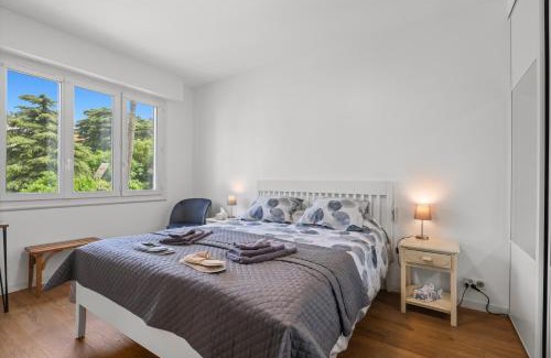 Cannes La Bocca House | Cannes Beach Access, Private Room in Shared 3-Bedroom Apartment, Private Bathroom, Living Room with Sea View Suite Parentale salle de bain privée accès plages & vue mer du salon dans appartement partagé chez l'habitant