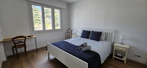 Cannes La Bocca House | Cannes Beach Access, Private Room in Shared 3-Bedroom Apartment, Private Bathroom, Living Room with Sea View Suite Parentale salle de bain privée accès plages & vue mer du salon dans appartement partagé chez l'habitant