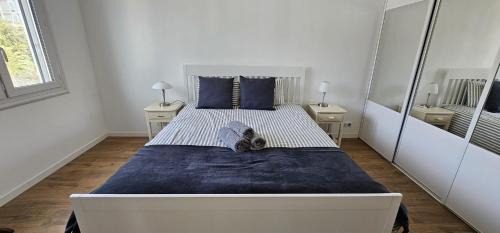 Cannes La Bocca House | Cannes Beach Access, Private Room in Shared 3-Bedroom Apartment, Private Bathroom, Living Room with Sea View Suite Parentale salle de bain privée accès plages & vue mer du salon dans appartement partagé chez l'habitant