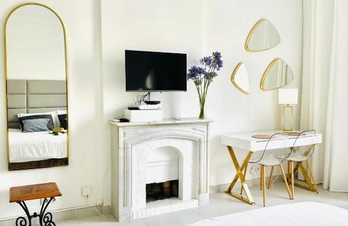 Cannes City Centre Apartment | Cannes Croisette - Studio Palais Miramar - Across the Beach - Next to Carlton Hotel