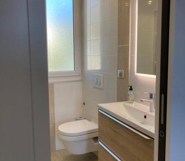Cannes La Bocca House | Cannes Sea View, by Beach, Private Room in Shared 3-Bedroom Apartment, Private Bathroom & Balcony, Chambre avec salle de bain privative & balcon, chez l'habitant