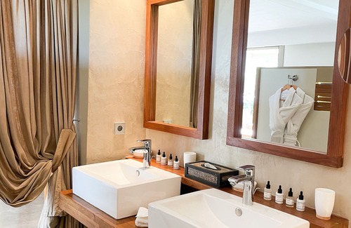 Riou - Petit Juas - Av de Grasse Hotel | Cannes Villa St Barth