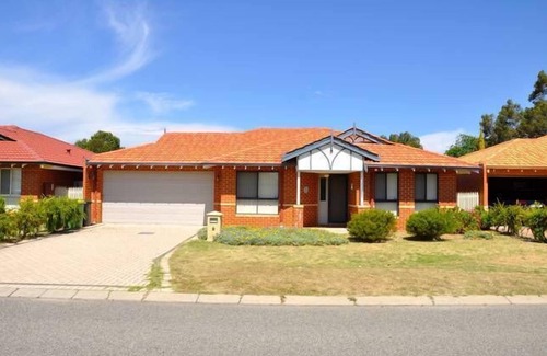 Cannington House | Cannington Home Accommodation House 2 (4 bedrooms & 2 bathrooms)