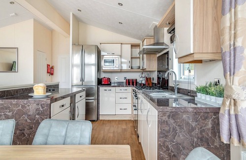 Cheddar Ski Chalet | Cannington Lodge (Pet friendly)