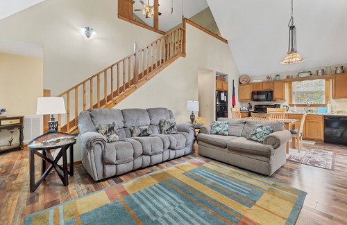 Townsend House | Canopy Cabin | 4 BR/3 BA with Hot Tub