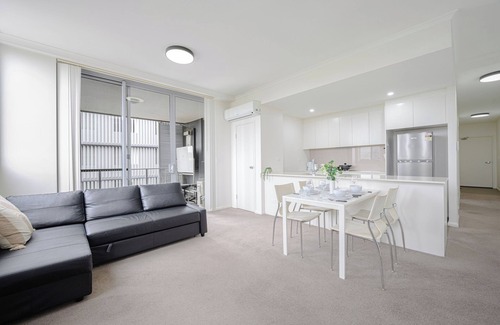 Canterbury Apartment | Canterbury fashion 2Br steps to Train & Woolworths