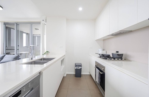 Canterbury Apartment | Canterbury fashion 2Br steps to Train & Woolworths