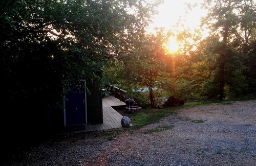 Pettit Cabin | Cantilever Cabin Private Hot Tub, Sauna, Lake Tenkiller Sunsets, Fireplace, pit