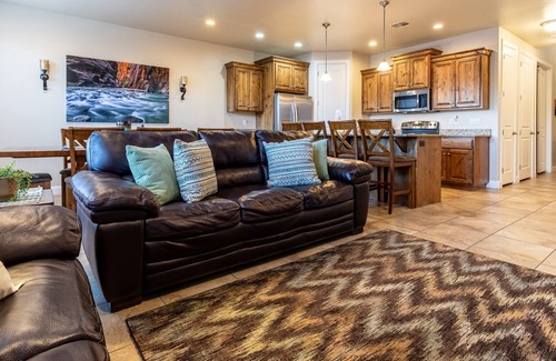 Washington House | Canyon Oasis - 4 bed home in Coral Ridge!