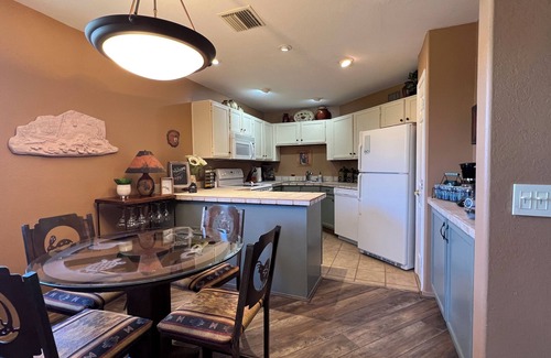 Tucson Condo | Canyon View 2bd 2ba, king + qn beds, pools, hiking, pickleball, gym, mtn views