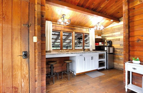 Wimberley Cabin | Canyon Vista I Romantic, hot tub, log cabin