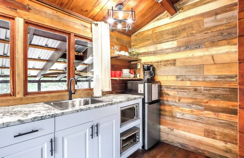 Wimberley Cabin | Canyon Vista I Romantic, hot tub, log cabin