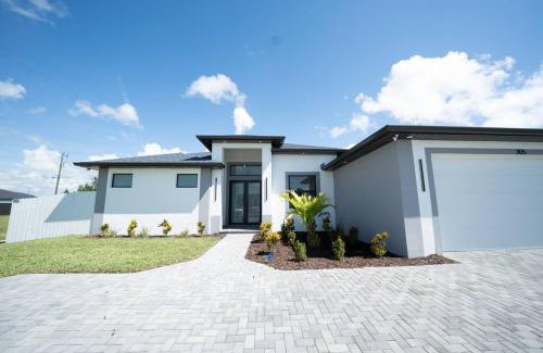 Diplomat House | Cape Coral home with pool and game room