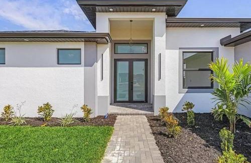 Diplomat House | Cape Coral home with pool and game room