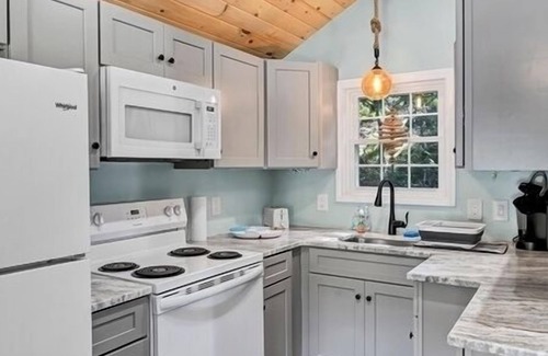 North Truro Condo | Cape Escape in North Truro. Completely renovated. 1/2 mile walk to the beach.