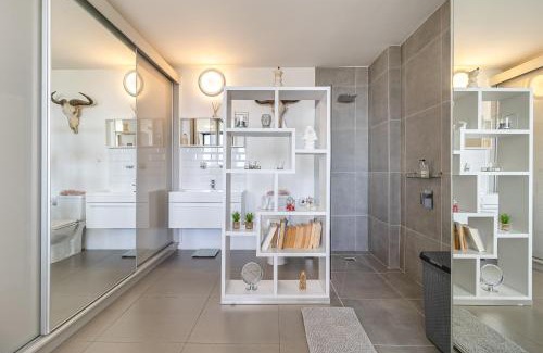 Green Point Apartment | Cape Town Skyroof Apt LoadShedding Proof Ocean Views