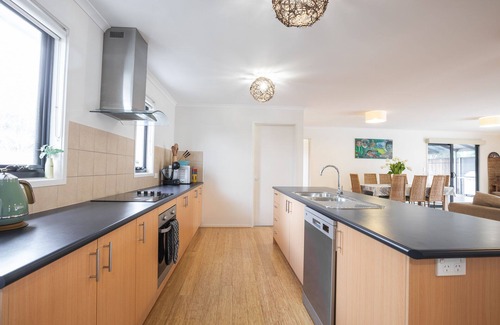 Cape Woolamai House | Cape Woolamai Family Beach House (Sleeps 16)