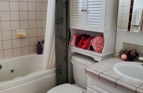 Reno/Tahoe Airport Bed & Breakfast | Capecod style home in suburban reno