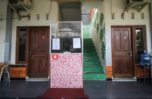 Surakarta Hotel | Capital O 2258 Santana Syariah Guest House