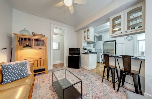 Capitol Hill House | Capitol Hill, 9 Windows, FREE PARKING, Metro