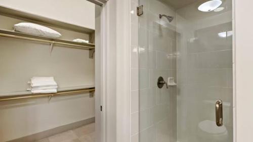 McLean Hotel | Capitol Suites - Tysons Corner