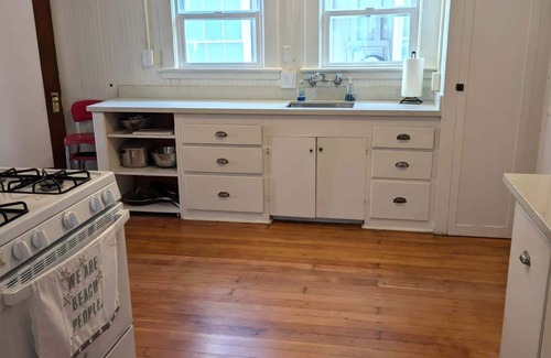 Capitola House | Capitola Village Craftsman Cottage- 4 min to beach