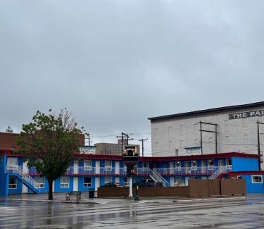 Moose Jaw Hotel | Capone's Hideaway Motel