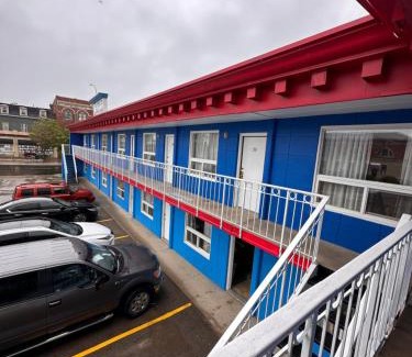 Moose Jaw Hotel | Capone's Hideaway Motel