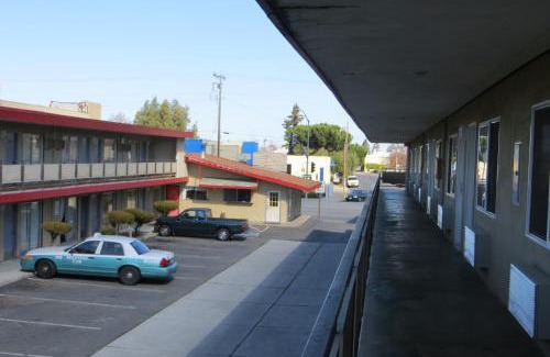 Redwood Oaks Hotel | Capri Motel