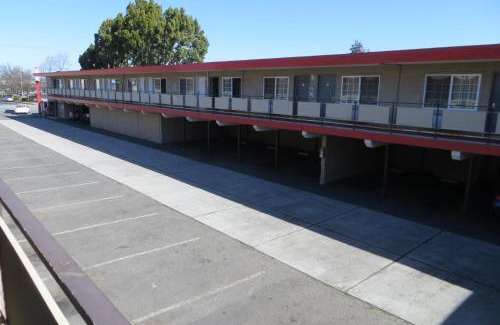 Redwood Oaks Hotel | Capri Motel