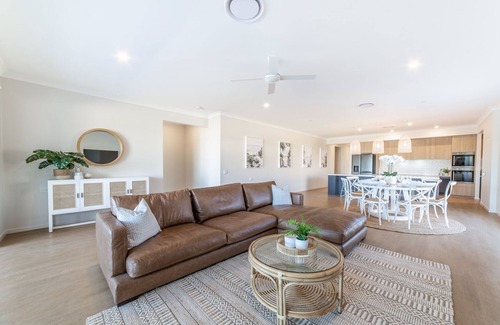 Surfers Paradise House | Capri Waterfront Resort-Style 5BR & Pool