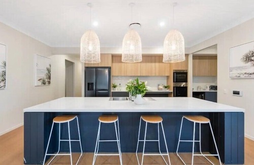 Surfers Paradise House | Capri Waterfront Resort-Style 5BR & Pool