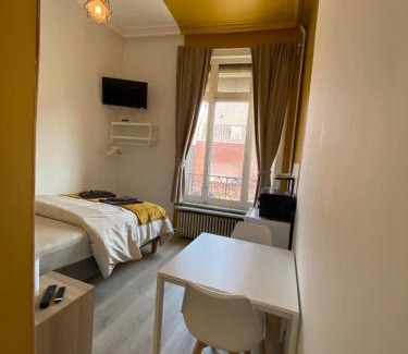 Roubaix Apartment | Capstay Roubaix Lille private shower & Netflix