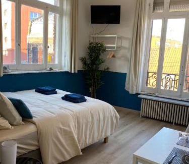 Roubaix Apartment | Capstay Roubaix Lille private shower & Netflix