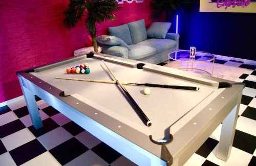 Lievin Apartment | Capsule Miami Vice - Jacuzzi - Billard - Ecran cinéma & Netflix - Ping-Pong - Nintendo & Jeux-