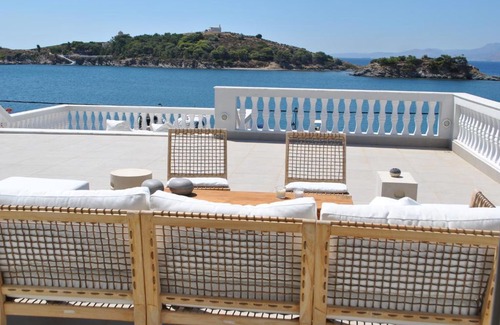 Oinousses Hotel | Captain Diamantis Mansion