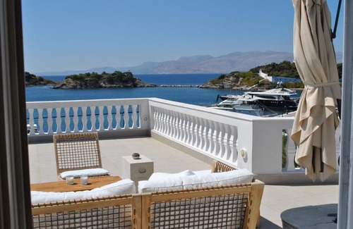Oinousses Hotel | Captain Diamantis Mansion