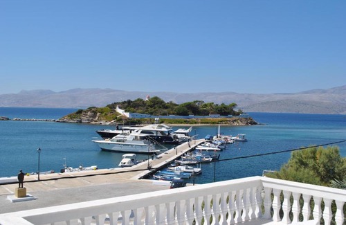 Oinousses Hotel | Captain Diamantis Mansion